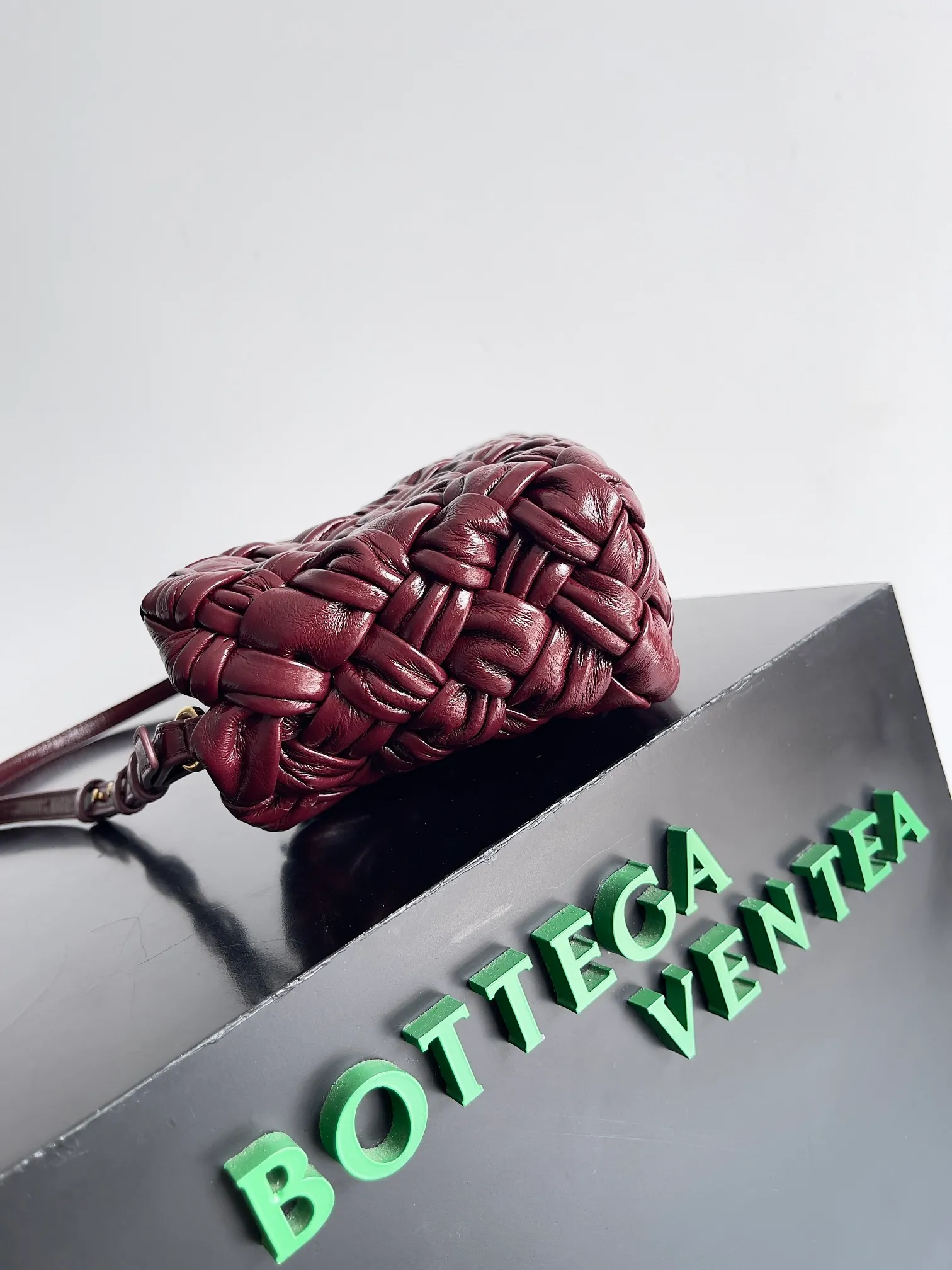 Batch 2560 BottegaVeneta's latest Kalimero cha cha fashionable chacha woven handbag, a solid product! This is really not easy to make. The oil-waxed cowhide used requires craftsmen with more than 10 years of experience to produce the effect. The hand-knitting process is very difficult and time-consuming. It is a very heavy-duty product. It has a unique texture and is worth buying. The length of the shoulder straps is also perfectly adjustable. Style number: 785780 Size: 28.5*15*6cm